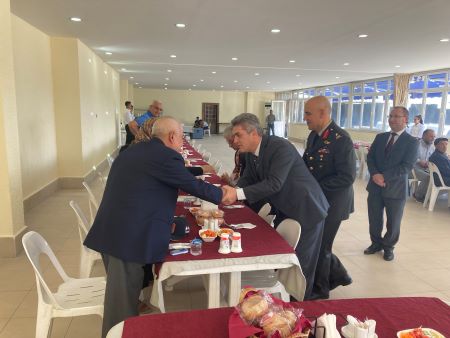 Kaymakamımız Sayın Tahsin AKSU, Gazilerimiz ve Aileleri onuruna verilen yemekte misafirleri ile ilgilendi.
